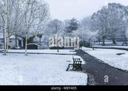 Schneefall in Trenance Park in Newquay Cornwall. Stockfoto