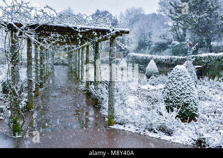 Starker Schneefall in Trenance Park in Newquay Cornwall. Stockfoto