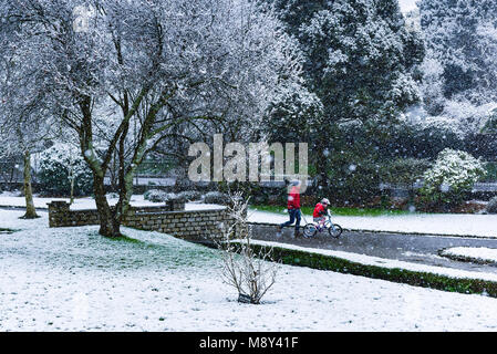 Schnee in Trenance Gärten in Newquay Cornwall. Stockfoto