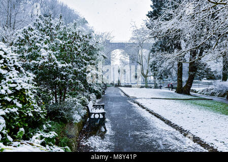 Starker Schneefall in Trenance Gärten in Newquay Cornwall. Stockfoto