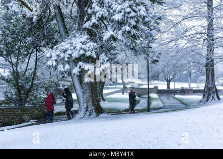 Personen, die den schweren Schnee fallen auf Trenance Gärten in Newquay Cornwall. Stockfoto