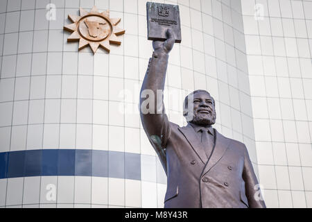 Die Unabhängigkeit Denkmal wurde im Jahr 2014 von Präsident Hifikepunye Pohamba eröffnet mit einer Statue der Gründung Präsident Sam Nujoma am Eingang Stockfoto