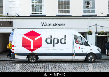 Ein DPD Kurier van Fahrzeug außerhalb eines Waterstones Buchhandlung in Truro Cornwall geparkt. Stockfoto