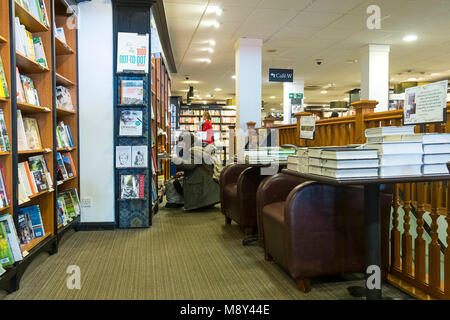 Das Innere eines Waterstones Buchhandlung in Truro Cornwall. Stockfoto