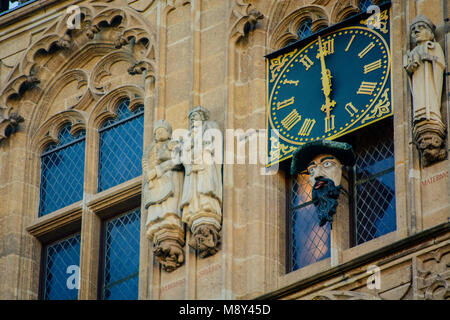 Abbildung im historischen Rathaus zu Köln, Deutschland. Abbildung zeigt die Zunge an der vollen Stunde Stockfoto