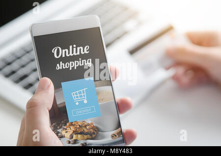 Mit Smartphone für Online shopping. Kreditkarte Internet Payment. Web Application, Laptop, Hand, die Kreditkarte im Hintergrund. Stockfoto