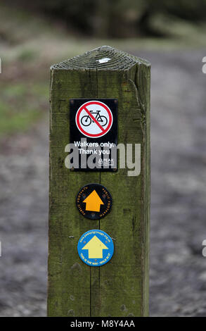 Wanderer nur Zeichen im Peak District National Park Stockfoto