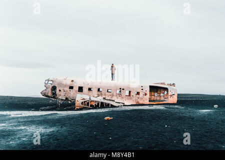Abgestürztes Flugzeug der US Navy an Solheimsandur, Island am schwarzen Sandstrand Stockfoto