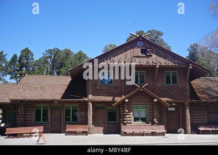 Grand Canyon National Park, AZ, USA: Grand Canyon Depot (1910) am Südrand des Grand Canyon ist ein Designated National Historic Landmark. Stockfoto