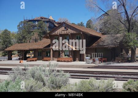 Grand Canyon National Park, AZ, USA: Grand Canyon Depot (1910) am Südrand des Grand Canyon ist ein Designated National Historic Landmark. Stockfoto