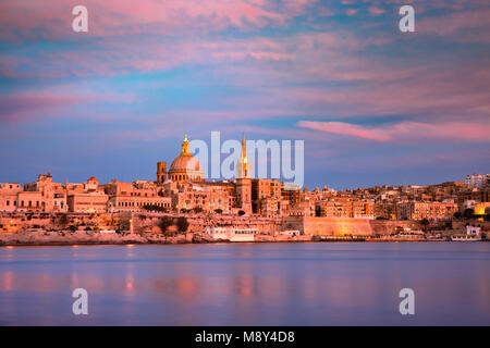 Valletta-Skyline von Sliema bei Sonnenuntergang, Malta Stockfoto