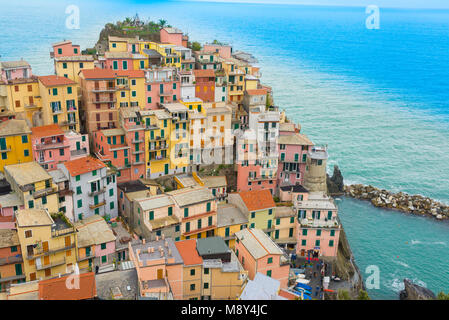 Die kleinen, traditionellen italienischen Dorf Manarola mit bunten Häusern heute ein beliebtes Reiseziel in Cinque Terre, Ligurien, Italien Stockfoto