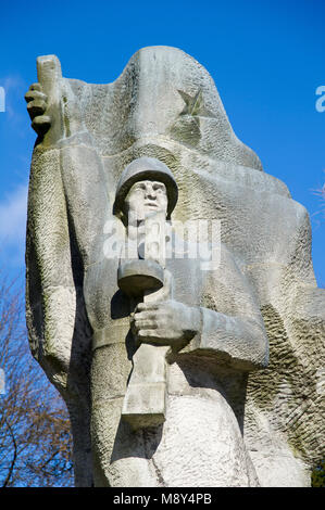 Denkmal der sowjetischen Soldaten mit Maschinenpistole PPSh-41, den sowjetischen Soldatenfriedhof in Zukowo, Polen. 17. März 2018, wo rund 4000 sowjetische Soldaten sind Stockfoto
