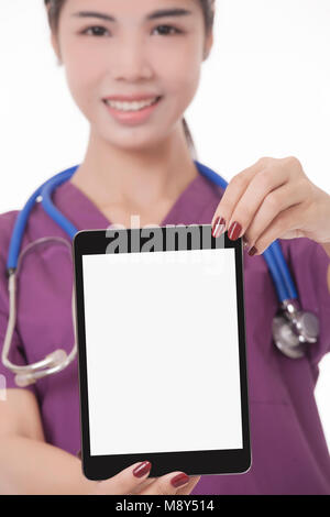 Schöne asiatische Arzt oder Krankenschwester Holding einen Tablet-PC in die Kamera auf einem weißen Hintergrund isoliert lächelnd. Mit clippimg Pfad bereit zum Hinzufügen von Text Stockfoto