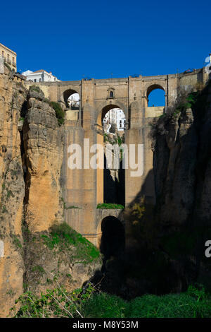 Blick auf die Neue Brücke (Puente Nuevo) und Tajo Schlucht (Tajo de Ronda). Ronda, Spanien Stockfoto