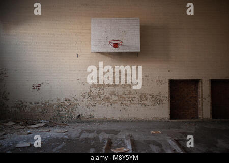 Ein Basketball-net in einem geschlossenen Grundschule in Detroit, Michigan, USA Am 8. Januar 2014. Detroit hat zahlreiche Schulen aufgrund wirtschaftlicher Probleme geschlossen. Detroit ist Teil von einem Gebiet mit der Bezeichnung "Rust Belt" rund um die Großen Seen. Sobald ein Führer in der Stahlproduktion, hat der Bereich getroffen worden, die mit einem harten wirtschaftlichen Niedergang, Bevölkerung Verlust und Urban Decay als Folge der rückläufigen industriellen Sektor. Stockfoto