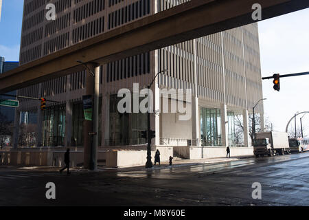 Downtown Detroit, Michigan, USA Am 9. Januar 2014. Detroit ist Teil von einem Gebiet mit der Bezeichnung "Rust Belt" rund um die Großen Seen. Sobald ein Führer in der Stahlproduktion, hat der Bereich getroffen worden, die mit einem harten wirtschaftlichen Niedergang, Bevölkerung Verlust und Urban Decay als Folge der rückläufigen industriellen Sektor. Stockfoto