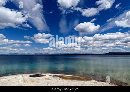 Big Cone Geysir im West Thumb Geyser Basin des Yellowstone National Park, Wyoming, USA. Stockfoto