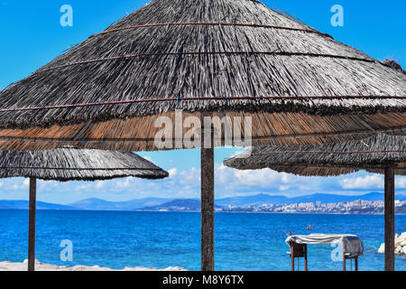 Bambus Sonnenschirm im Wasser der tropischen Insel Stockfoto, Bild