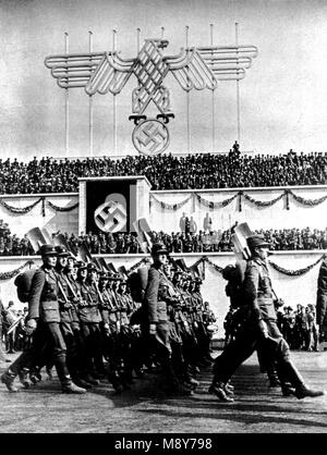 Militarisierten Arbeitnehmer parade vor Adolf Hitler, Berlin, 1937 Stockfoto