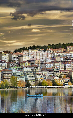 Αutumn um Orestiada See von Der waterfont Kastoria Stadt in Westmakedonien, Nordgriechenland entfernt Stockfoto