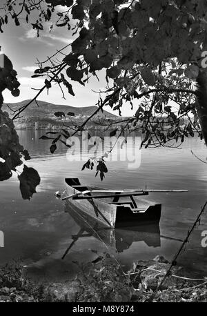 Traditionelle Holz- Boot in den See Orestiada in Kastoria City, West Mazedonien, Nordgriechenland Stockfoto