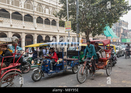 Tuk Tuks, die auf der Straße - Delhi Stockfoto