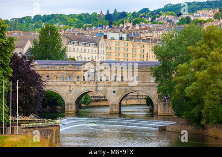 Pulteney Bridge über den Fluss Avon, Stadt Bath, Somerset, England Stockfoto