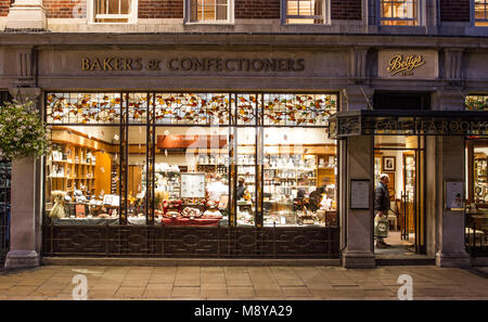 St Helens Square, York, UK - 9. September 2016. Das Äußere des beliebten Betty Cafe und Tee Zimmer nachts mit einem freundlichen Interieur. Stockfoto