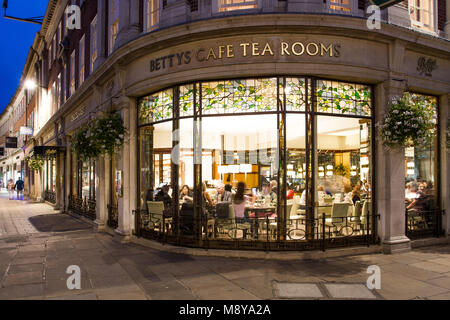 St Helens Square, York, UK - 9. September 2016. Das Äußere des beliebten Betty Cafe und Tee Zimmer nachts mit einem freundlichen Interieur. Stockfoto