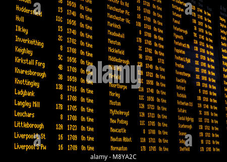 Eine elektronische Fahrgastinformation Board in einem belebten Bahnhof die Fluggäste Informationen über Reiseziele, Abflüge, Ankünfte, Verspätungen, Stockfoto