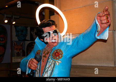 Elvis Presley Karikaturen-Figur mit Heiligenschein, Kelvingrove Art Gallery und Museum, Glasgow, Schottland/ Schottland. Stockfoto