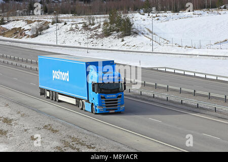 SALO, Finnland - 17. MÄRZ 2018: Die nächste Generation Scania R 500 Auflieger von FE-Trans für PostNord Logistik liefert eine Last entlang der Autobahn im Süden von Stockfoto