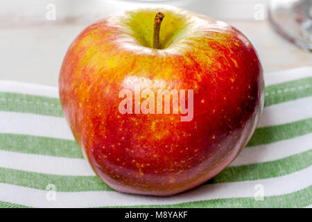 Rot und Gelb Apple auf den grünen und weißen Handtuch Stockfoto