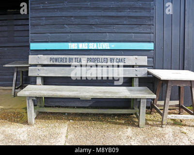 Sitz und Tische draussen eine Erfrischung Hütte am Horsey Entwässerung Mühle auf den Norfolk Broads an Horsey, Norfolk, England, Vereinigtes Königreich, Europa. Stockfoto