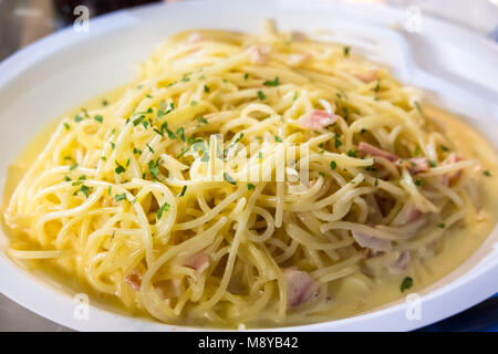 Spaghetti Carbonara serviert auf weiße Platte. Soft Focus. Stockfoto