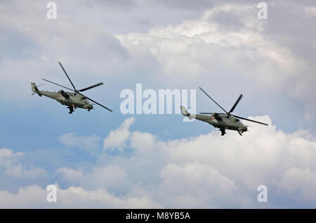 Fliegen zwei die polnische Luftwaffe Mil Mi-24D Hind-D während der International Air Show im 90. Jubiläumsjahr der polnischen Luftwaffe Akademie. Stockfoto