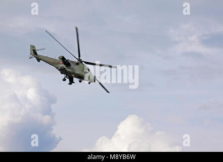 Fliegen die polnische Luftwaffe Mil Mi-24D Hind-D während der International Air Show im 90. Jubiläumsjahr der polnischen Luftwaffe Akademie. Stockfoto