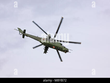 Fliegen die polnische Luftwaffe Mil Mi-24D Hind-D während der International Air Show im 90. Jubiläumsjahr der polnischen Luftwaffe Akademie. Stockfoto