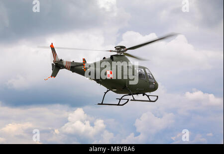 Die polnische Luftwaffe PZL SW-4 Puszczyk (Waldkauz) Fliegen über stürmischen Himmel während der International Air Show im Jubiläumsjahr der polnischen Luftwaffe Akademie Stockfoto