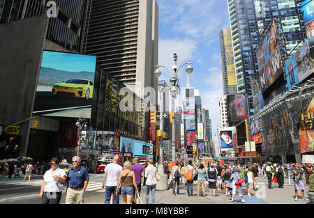 New York Times Square am sonnigen Tag. Stockfoto