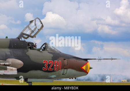 Die polnische Luftwaffe Sukhoi SU-22 M4 Monteur während der International Air Show im 90. Jubiläumsjahr der polnischen Luftwaffe Akademie "Die Schule der Eaglets". Stockfoto