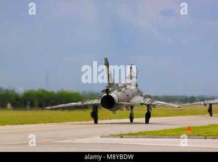 Rückansicht der polnischen Luftwaffe Sukhoi SU-22 M4 Monteur auf der Piste während der International Air Show im 90. Jubiläumsjahr der polnischen Luftwaffe Akademie. Stockfoto