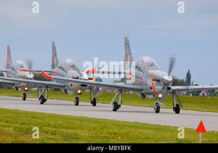 Die polnische Luftwaffe Orlik Kunstflug Team Parade auf der Piste während der International Air Show im 90. Jubiläumsjahr der polnischen Luftwaffe Akademie. Stockfoto