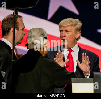 Cleveland, Ohio, USA, 21.Juli, 2016 Donald Trump und Rick Gates auf der Bühne beim Soundcheck in Quicken Arena für die Republican National Convention Credit: Mark Reinstein/MediaPunch Stockfoto