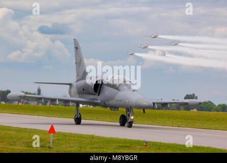 Die tschechische Luftwaffe eine Aero L-159 ALCA (Advanced Light Combat Aircraft) auf der Piste mit der polnischen Luftwaffe Orlik Kunstflug Team im Hintergrund. Stockfoto