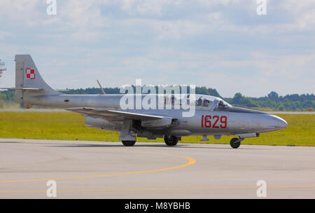 Die polnische Luftwaffe PZL TS-11 Iskra (Funke) auf der Piste während der International Air Show im 90. Jubiläumsjahr der polnischen Luftwaffe Akademie. Stockfoto