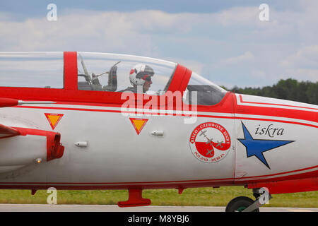 Die polnische Luftwaffe TS-11 Iskra Herr von White-Red Funken (Bialo-Czerwone Iskry) Kunstflug Team während der International Air Show. Stockfoto