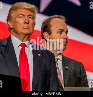 Cleveland, Ohio, USA, 21.Juli, 2016 Donald Trump und Rick Gates auf der Bühne beim Soundcheck in Quicken Arena für die Republican National Convention Credit: Mark Reinstein/MediaPunch Stockfoto