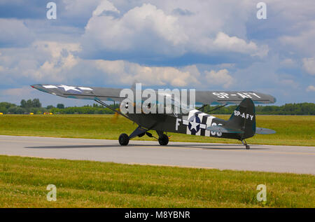 Die Piper J-3 Cub (L-4 Grasshopper; militärische Markierungen) auf der Piste während der International Air Show im 90. Jubiläumsjahr der polnischen Luftwaffe Akademie. Stockfoto